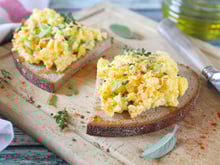 Œufs brouillés au four : la recette facile et sans galère pour un petit déj ou un brunch protéiné