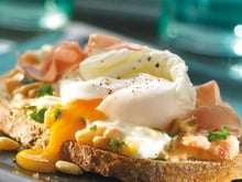 Toasts aux œufs pochés à la sauce tomate