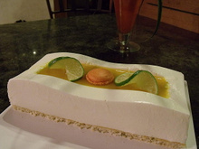 Bavarois citron vert, noix de coco et fruits exotiques