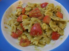 Farfalle, pesto, mozzarella et tomates cerise