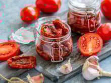 Découvrez cette technique étonnante pour faire des tomates cerises séchées avec… sa voiture