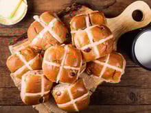 Fondez pour les hot cross buns, de délicieuses petites brioches de Pâques aux épices !