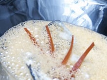 Huître pochée, écume de poivrons doux