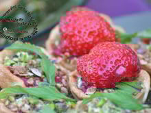 Tartelettes à la ciflorette, crumble pistache et graines de courge, et menthe