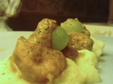 Colombo de poulet, quenelles de purée à la muscade et son jus de raisins balsamique et miel