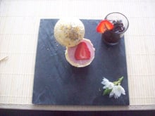 Sphère de chocolat blanc et mousse de fraises