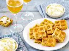 Mini gaufres au cidre, gingembre, coriandre et dip de cottage cheese au citron confit