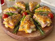 Mini sandwichs en forme de sapin : l’idée apéro de Noël simple et ultra-gourmande