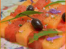 Salade de pastèque, melon, huile et olives de Nice AOP, roquettes à feuille d'olivier