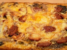 “Une petite dinguerie”: François-Régis Gaudry partage sa tarte raclette-saucisse-champignons idéale pour l’hiver