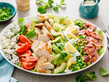 Comment faire une salade Cobb, une recette fraîche et nourrissante parfaite pour les beaux jours ?