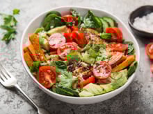 Salade complète de poulet grillé aux patates douces, avocat, tomates cerises et couscous