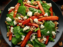 Salade de carottes rôties, pousses d'épinards, feta et noix