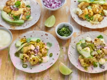 Tacos végétariens au chou-fleur, avocat et sauce au yaourt