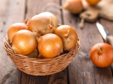 “Une super entrée” : la cheffe Amandine Chaignot vous partage sa délicieuse recette de Noël, des oignons farcis au fois gras !