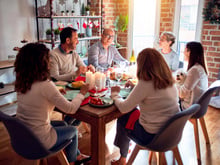 Fin de repas : ce petit geste que vous faites avec votre chaise révèle un trait de caractère caché