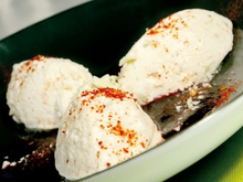 Quenelle de mousse de chocolat blanc au Piment d'Espelette et son coulis de fruit rouge