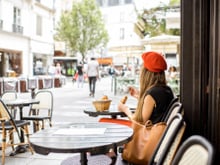 Joue-la comme Emily in Paris en achetant un croissant dans sa boulangerie
