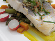 Filet de dorade à la vapeur de citronnelle, petits légumes vapeur et sauce gingembre