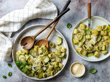 Une manière simple et rapide pour se régaler avec les courgettes : cette recette de pâtes notée 4.7/5 sur 750g est un plaisir de l’été !