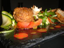 Sur sa salade de légumes marinés,beignets de volaille, langoustines et coulis de poivrons