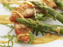 Asperges vertes en sauce douce aux pamplemousses et aux papayes