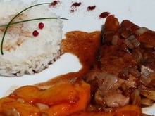 Aiguillettes de canard aux pêches, sauce miel et vinaigre balsamique