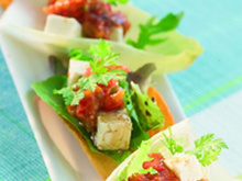 Feta et concassé de poivrons rouges sur feuilles d'endives