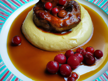 Petite tatin de lapin au caramel de porto et sa crème de vanille bourbon aux groseilles, purée de patate douce revisitée à l'ananas