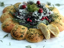Bluffez vos invités pour Noël avec cette couronne de pain à l’ail parfaite pour l’apéro !