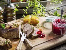 Rôti de biche en sauce