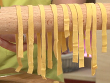 Etaler la pâte à nouille à la main