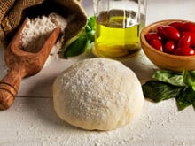 "C'est meilleur, moins cher et bien plus sain" : une diététicienne partage sa recette de pâte à pizza sans huile