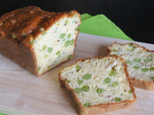 Cake aux petits pois frais, lardons et comté