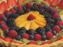 Tarte multicolore et surprise aux fruits