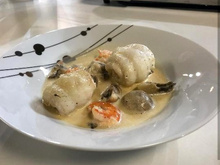 Médaillons de sole, sauce à la crème, crevettes et champignons