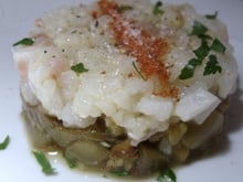 Aubergines en vinaigrette et tartare de cabillaud