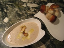 Velouté de cèpes et croquants de parmesan
