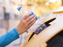 Bouchon, étiquette : est-ce qu’il faut les retirer avant de jeter les bouteilles dans les bacs de tri sélectif ?