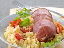 Saucisse de morteau et lentilles corail aux tomates confites