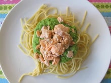 Spaghettis au saumon et crème de petits pois-menthe