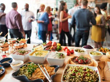 Le geste à faire pour être sûr que vos invités se servent lors d’un buffet dinatoire