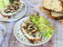 Tartines au fromage frais et champignons