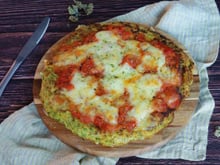 “Facile et gourmande” : notée 5/5 par les lecteurs de 750g, cette recette de pizza de courgettes sans pâte va vous régaler !