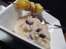 Risotto au lait de coco, raisins, canneberges et gingembre