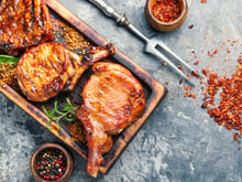 Barbecue : méfiez-vous des viandes marinées vendues au supermarché ou chez le boucher