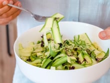 Il faisait trop chaud pour cuisiner : j'ai improvisé ce plat frais à la courgette en 10 min et c'était le dîner parfait