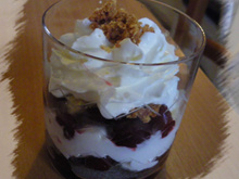 Crumble aux cerises et son écume de vanille