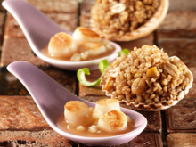 Noix de Saint-Jacques, ses céréales gourmandes cacaotées et poires fraîches