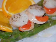 Papillote d'asperges vertes et noix de Saint-Jacques